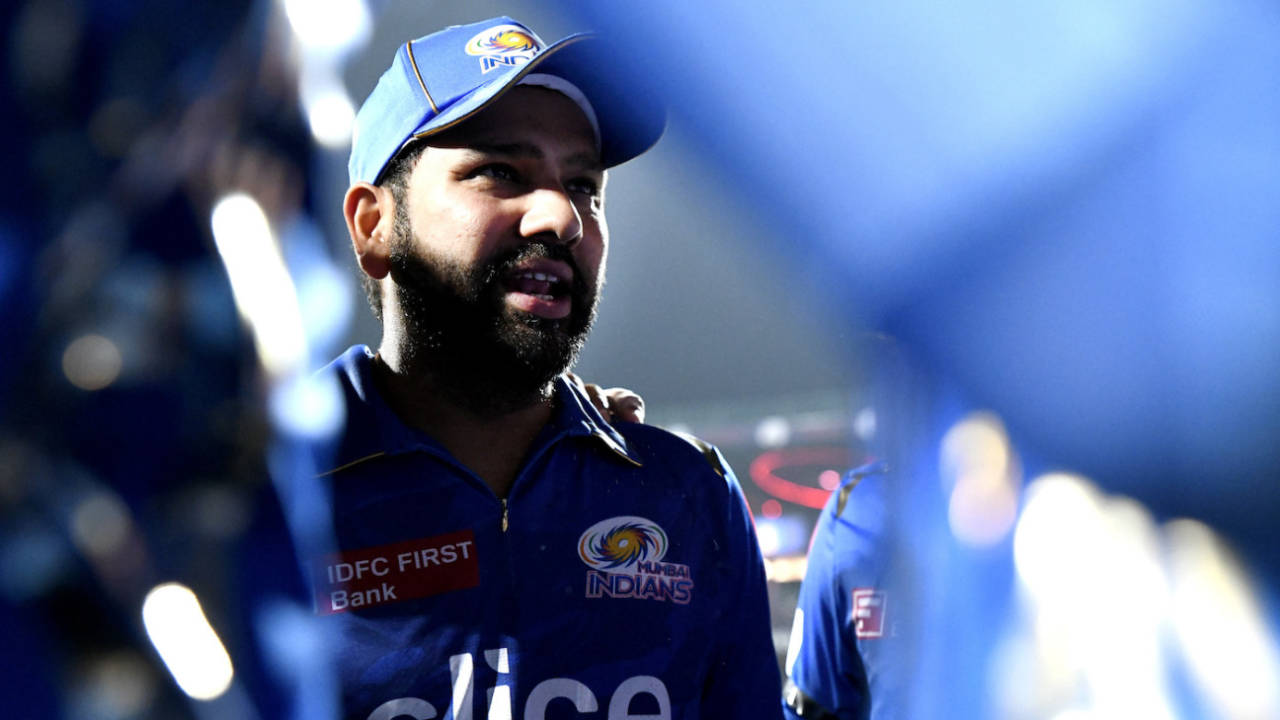 Rohit Sharma speaks to his team-mates, Royal Challengers Bangalore vs Mumbai Indians, IPL 2023, Bengaluru, April 2, 2023
