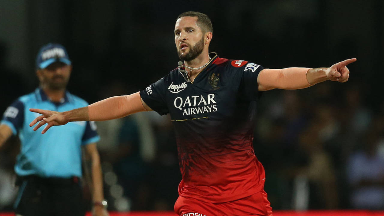 Wayne Parnell, getting good swing, picked up two wickets in his first over, Royal Challengers Bangalore vs Lucknow Super Giants, IPL 2023, Bengaluru, April 10, 2023