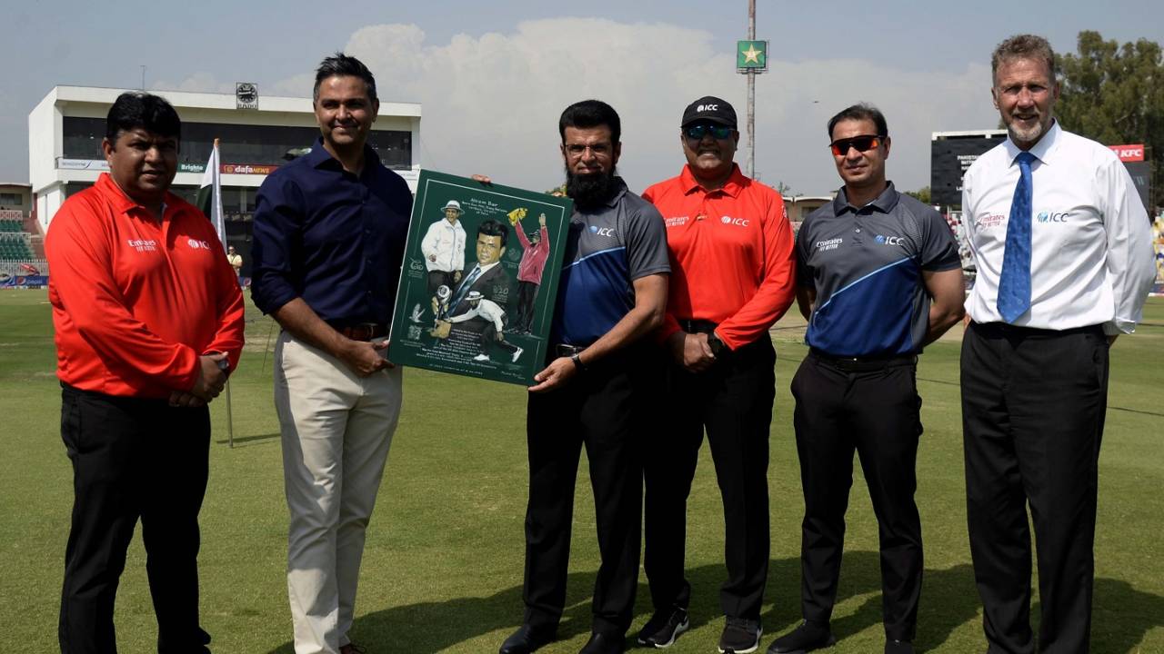 Aleem Dar is honoured by the ICC General Manager Wasim Khan on the day of his final appearance as an umpire
