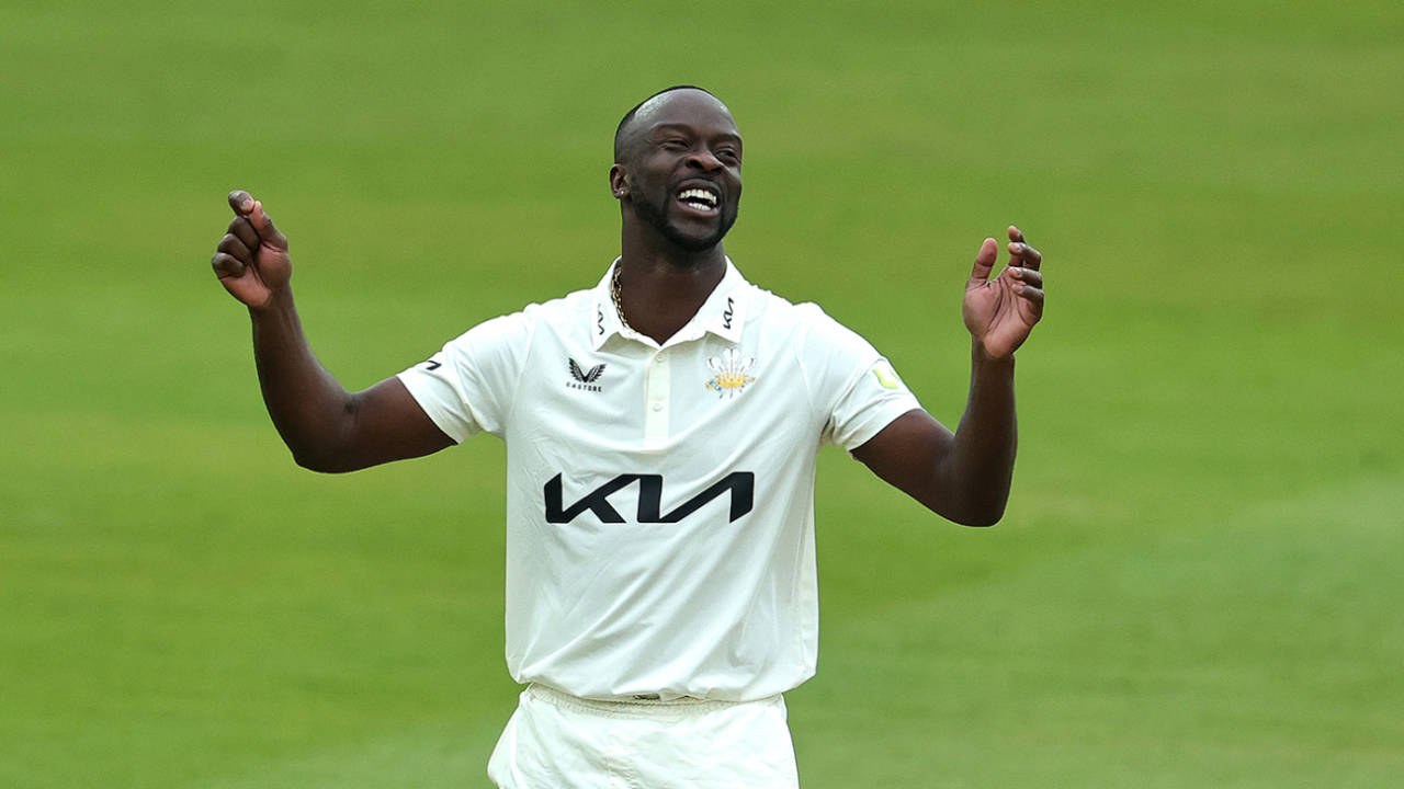 Kemar Roach took five wickets in the day as Warwickshire followed on&nbsp;&nbsp;&bull;&nbsp;&nbsp;Getty Images