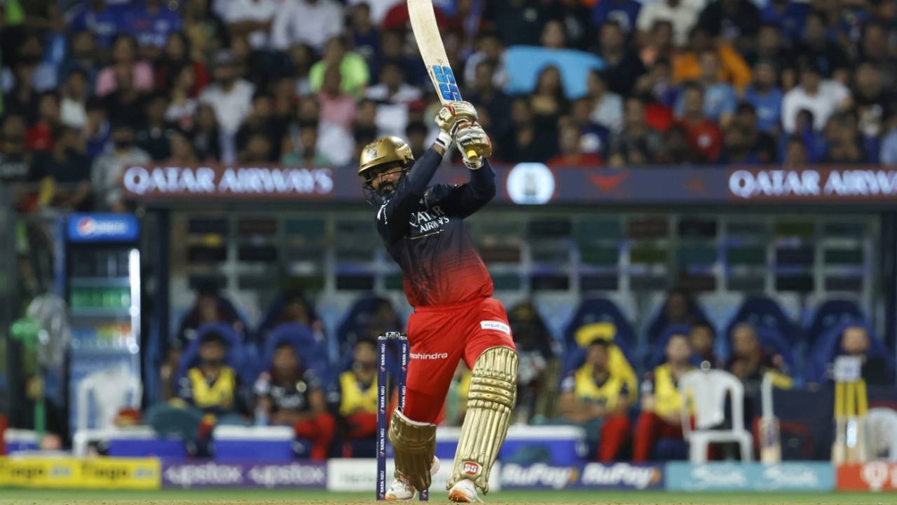 Dinesh Karthik flays the ball over extra cover, Mumbai Indians vs Royal Challengers Bangalore, IPL 2023, Mumbai, May 9, 2023