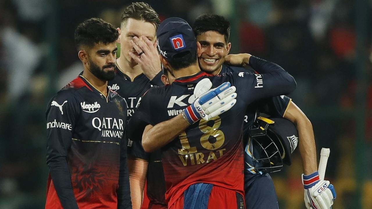 Virat Kohli congratulates Shubman Gill after the game, Royal Challengers Bangalore vs Gujarat Titans, IPL 2023, Bengaluru, May 21, 2023 