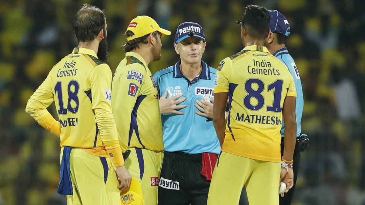 MS Dhoni has a chat with Chris Gaffaney about Matheesha Pathirana's time back on the field after taking a few minutes off, Gujarat Titans vs Chennai Super Kings, Qualifier 1, IPL 2023, May 23, 2023