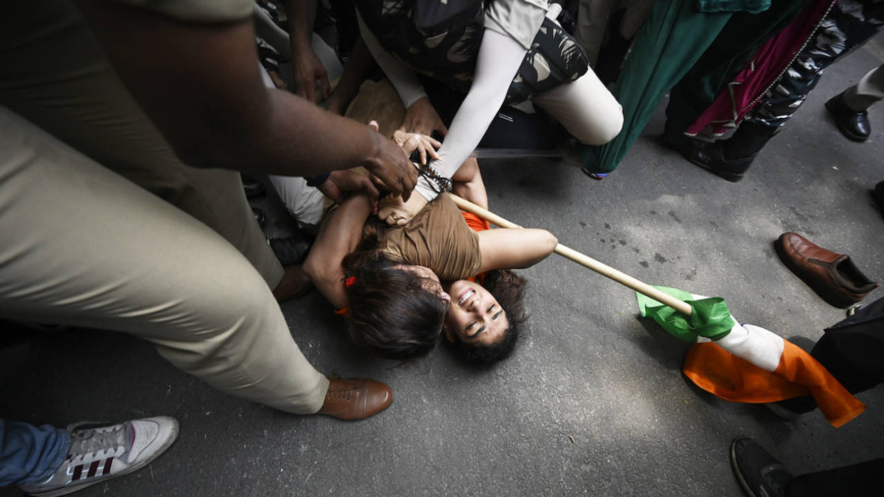 Security personnel in a scuffle with wrestlers Vinesh Phogat and Sangeeta Phogat&nbsp;&nbsp;&bull;&nbsp;&nbsp;Hindustan Times via Getty Images