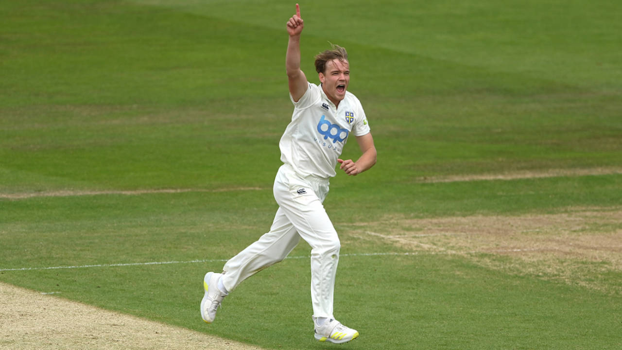Bas de Leede claimed three wickets as Durham secured top spot&nbsp;&nbsp;&bull;&nbsp;&nbsp;Getty Images