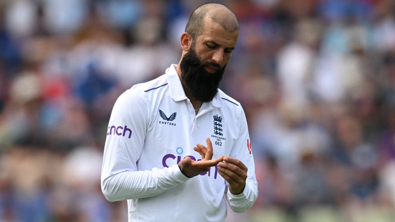 Moeen Ali inspects the damage to his spinning finger, England vs Australia, 1st Ashes Test, Edgbaston, 3rd day, June 18, 2023