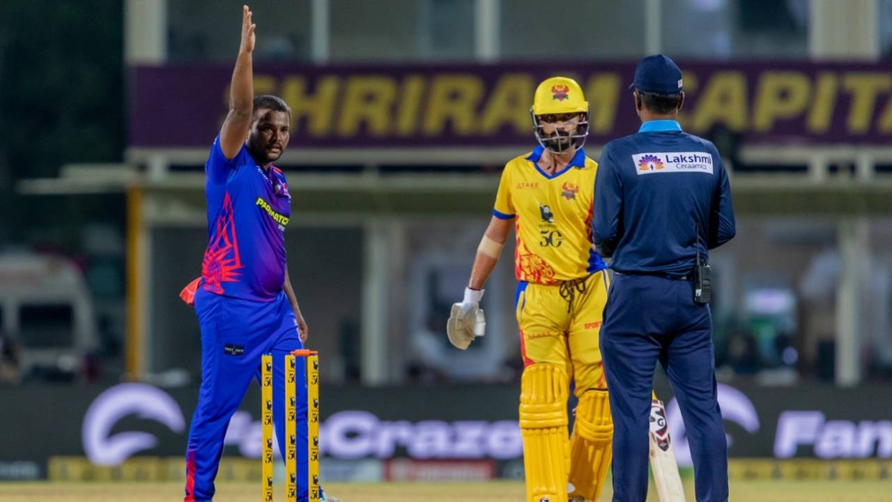 Alliraj Karuppusamy tried to run Shivam Singh out at the non-striker's end, Dindigul Dragons vs IDream Tiruppur Tamizhans, TNPL 2023, Salem, June 28, 2023