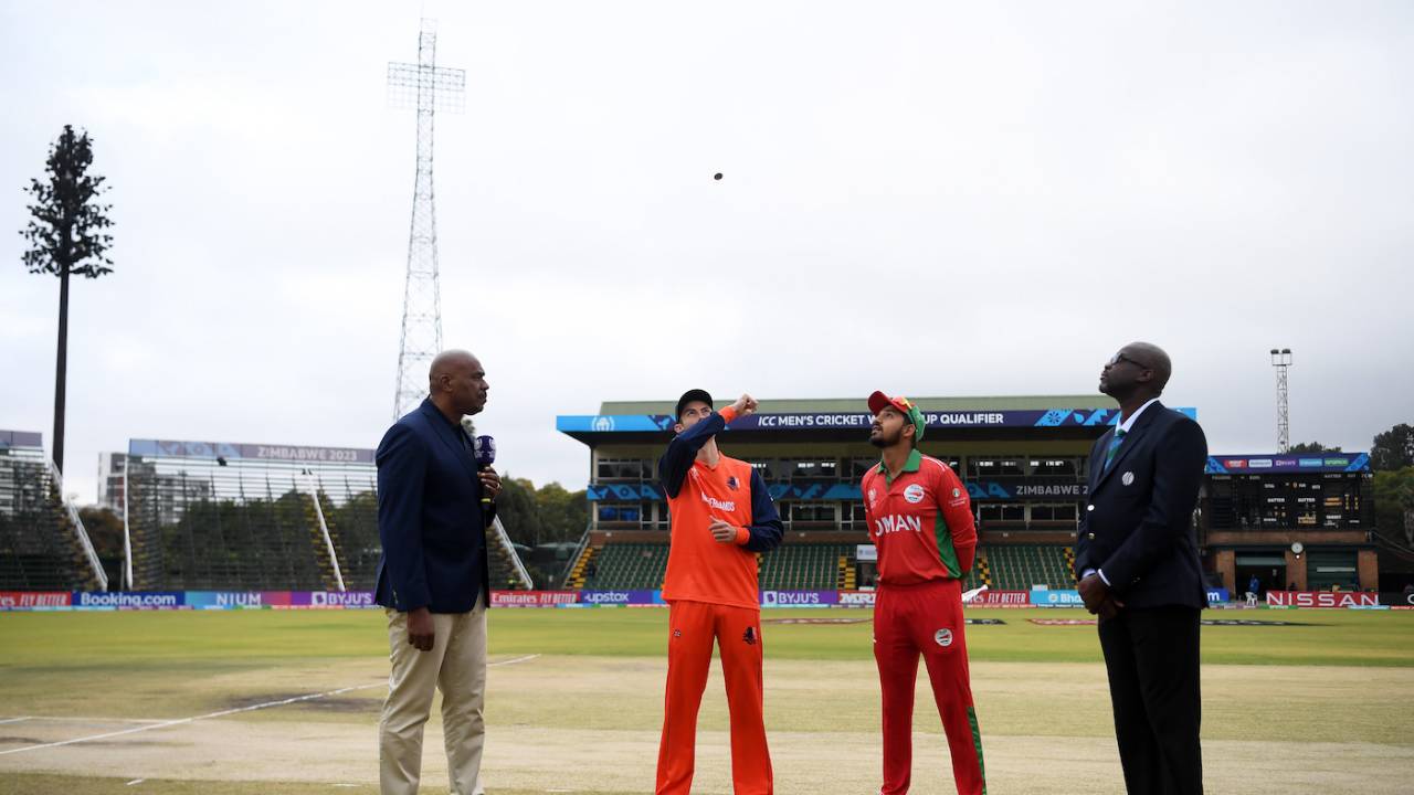 Scott Edwards flips the coin; Aqib Ilyas called right and opted to field, Netherlands vs Oman, ODI World Cup qualifier, Super Six, Harare, July 3, 2023