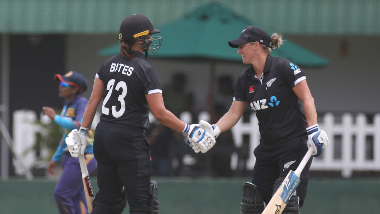 Suzie Bates and Sophie Devine shake hands, Sri Lanka vs New Zealand, 3rd women's ODI, Galle, July 3, 2023