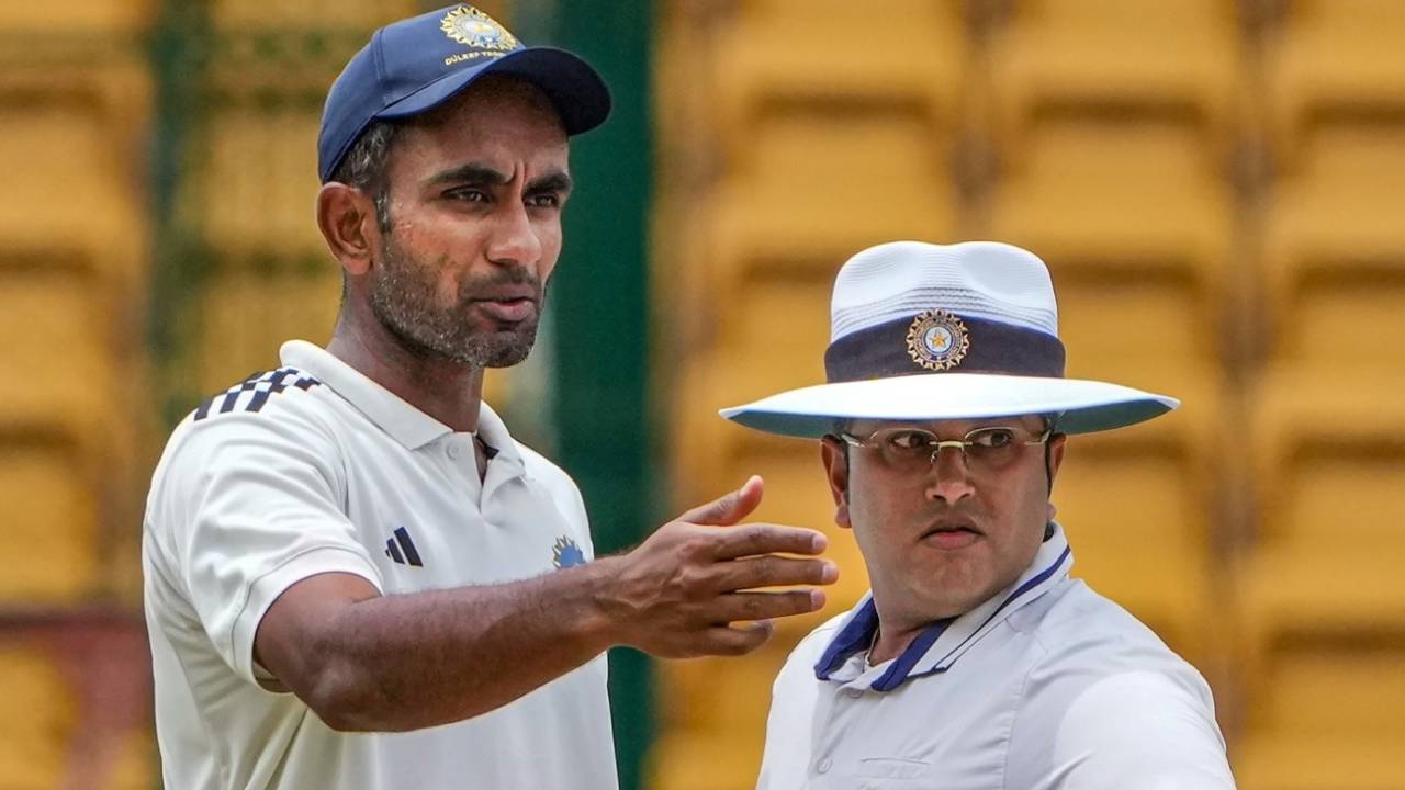 North Zone captain Jayant Yadav has a chat with umpire Rohan Pandit, North Zone vs South Zone, semi-final, 4th day, Duleep Trophy, Bengaluru, July 8, 2023