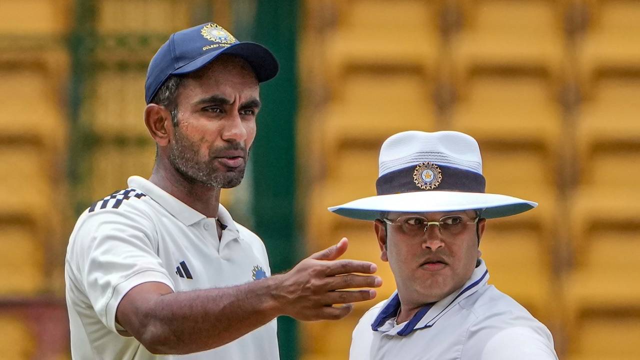 North Zone captain Jayant Yadav has a chat with umpire Rohan Pandit, North Zone vs South Zone, semi-final, 4th day, Duleep Trophy, Bengaluru, July 8, 2023
