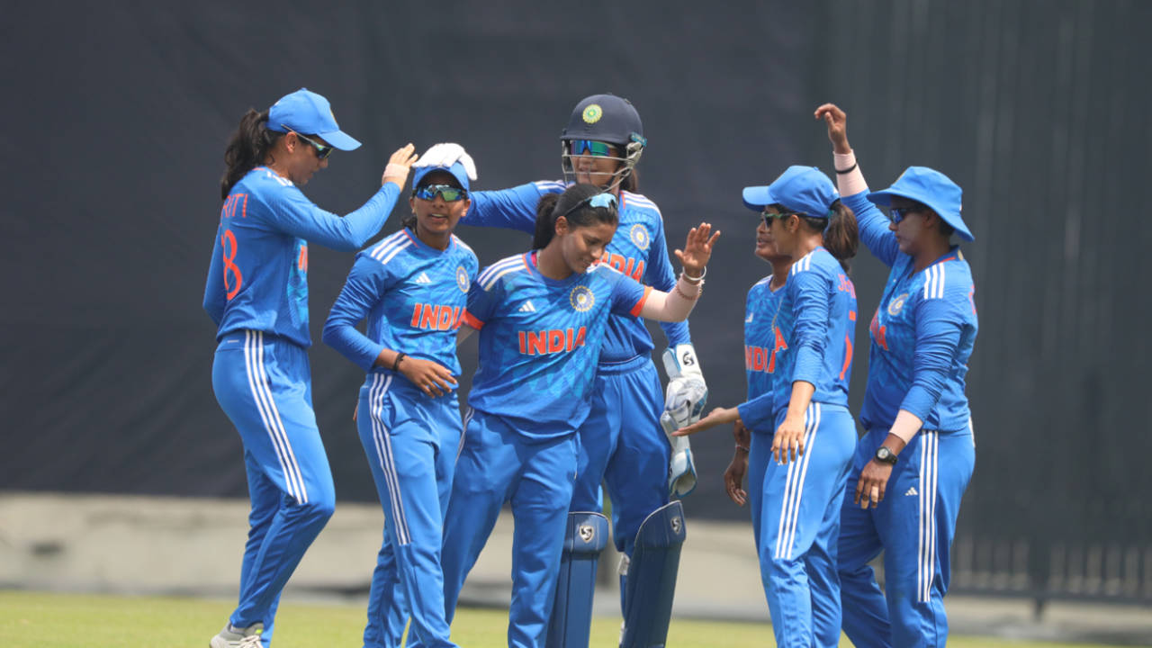 Debutant Minnu Mani gets a pat on the head from Yastika Bhatia, Bangladesh vs India, 1st women's T20I, Dhaka, July 9, 2023
