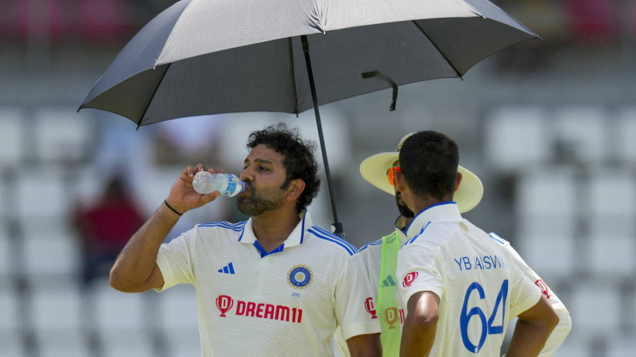 Rohit Sharma and Yashasvi Jaiswal cool off under an umbrella, West Indies vs India, 1st Test, Dominica, 2nd day, July 13, 2023