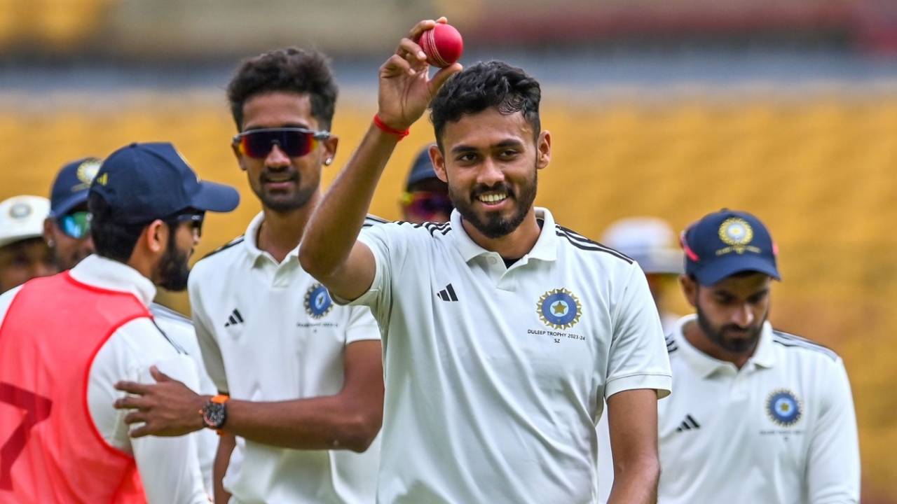 Vidwath Kaverappa holds the ball aloft after picking career-best figures of 7 for 53, South Zone vs West Zone, Final, 3rd day, Duleep Trophy, Bengaluru, July 14, 2023