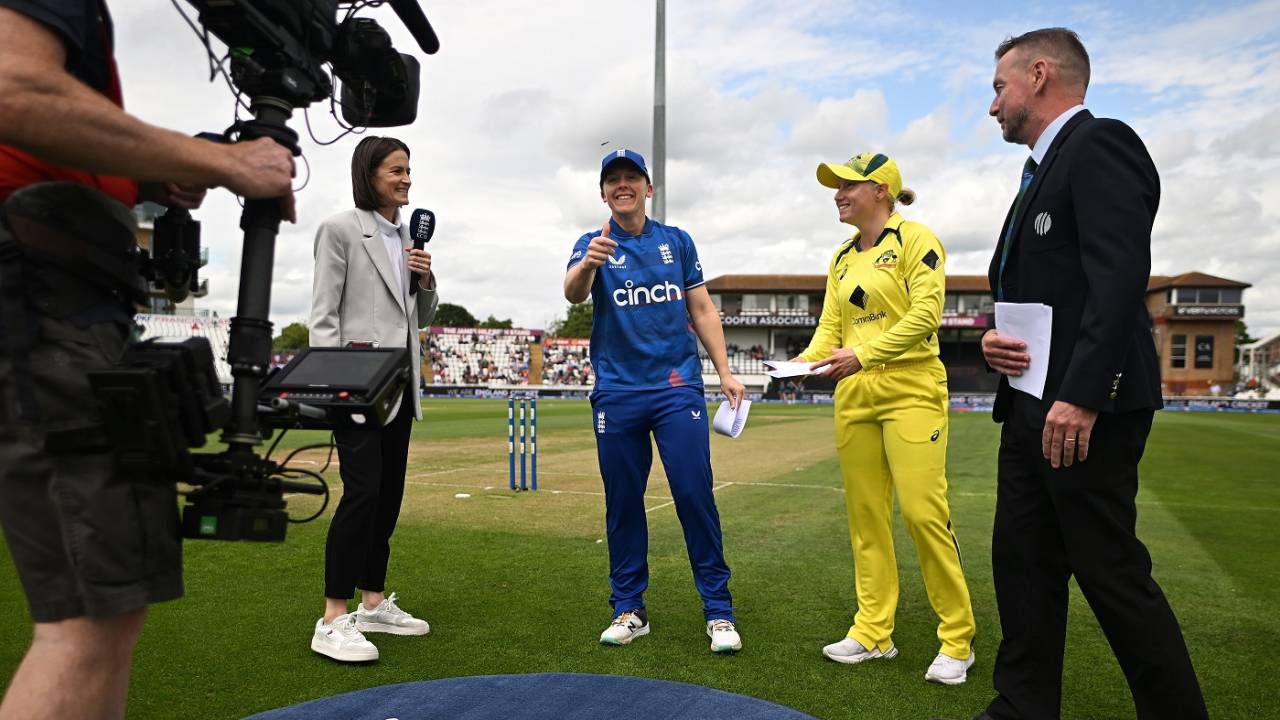 Heather Knight spun the coin, Alyssa Healy called it right