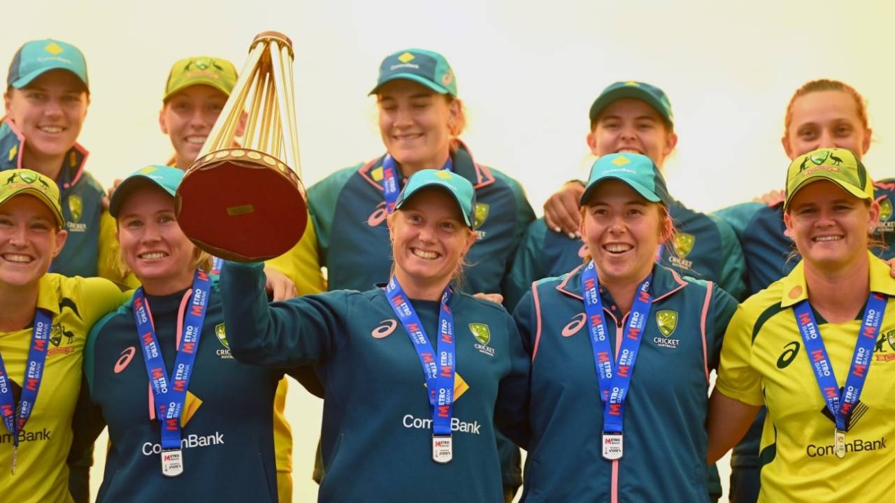 Alyssa Healy poses with the trophy after Australia retained the Ashes&nbsp;&nbsp;&bull;&nbsp;&nbsp;Getty Images