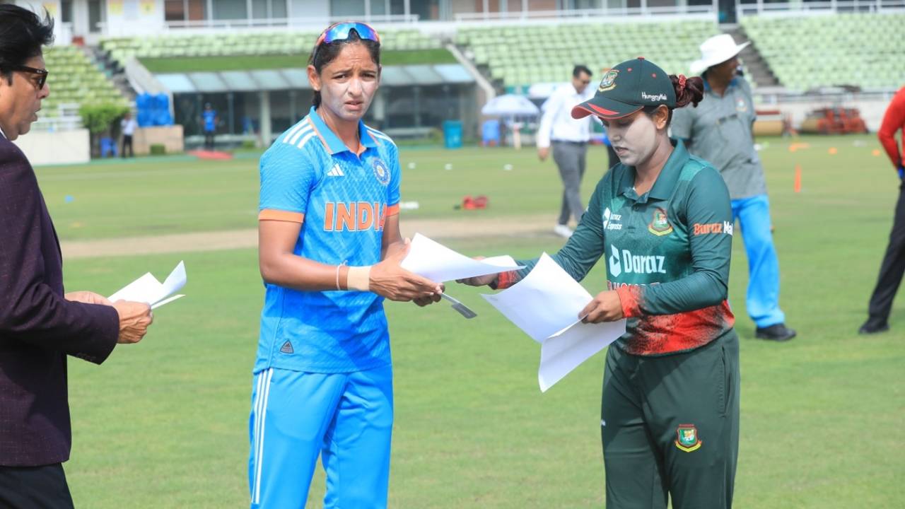 Harmanpreet Kaur and Nigar Sultana exchange team sheets at the toss, Bangladesh vs India, 2nd ODI, Mirpur, July 19, 2023