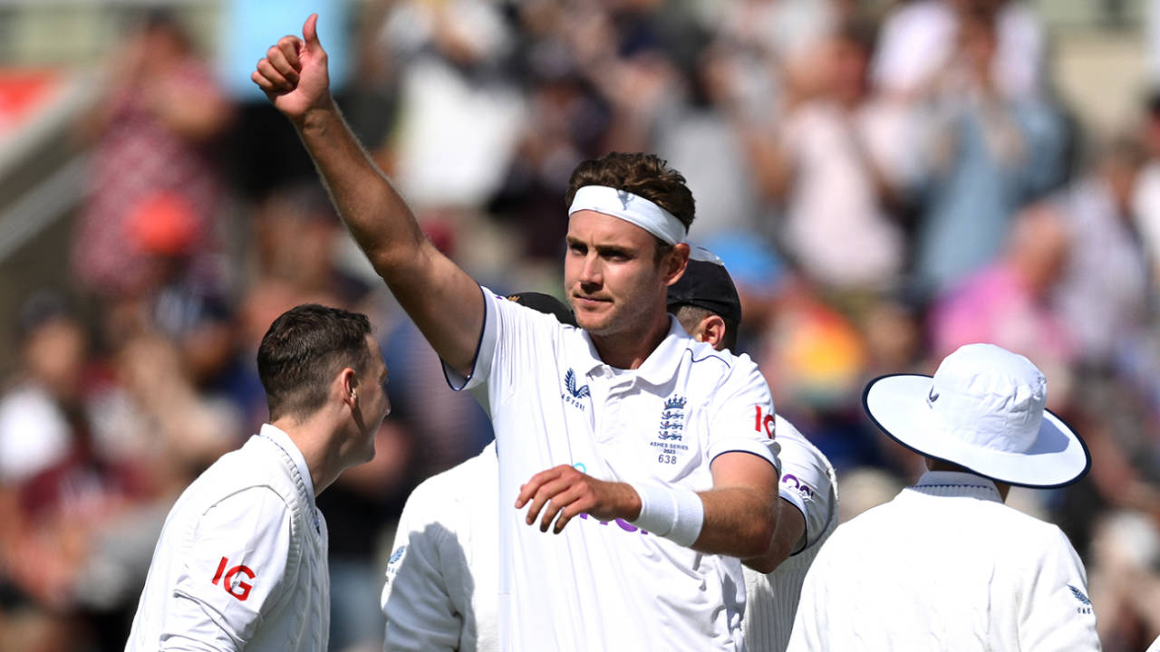 Stuart Broad acknowledges the applause for his 600th Test wicket, England vs Australia, 4th Test, Old Trafford, July 19, 2023