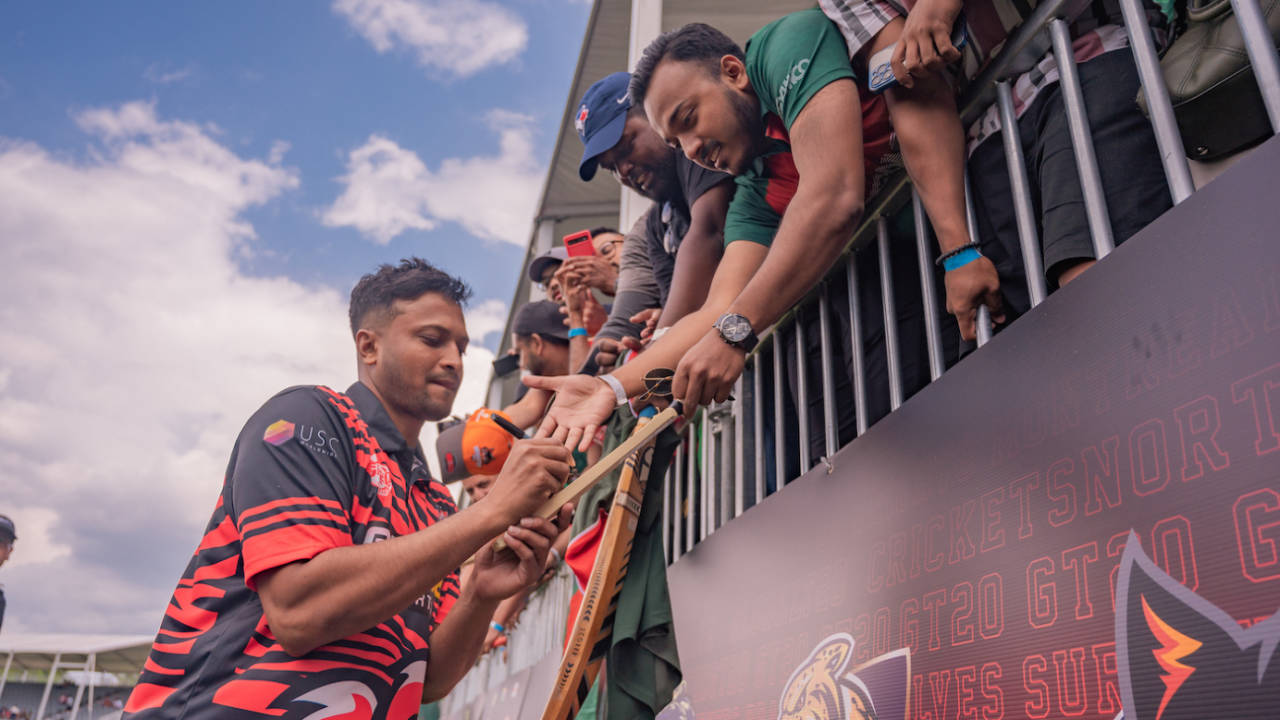 Shakib Al Hasan signs autographs for some fans, Mississauga Panthers vs Montreal Tigers, Global T20 Canada, Brampton, July 23, 2023
