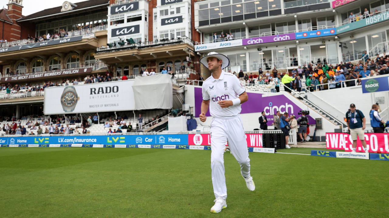 Stuart Broad walks onto the field of play for the final day of his Test career&nbsp;&nbsp;&bull;&nbsp;&nbsp;Getty Images