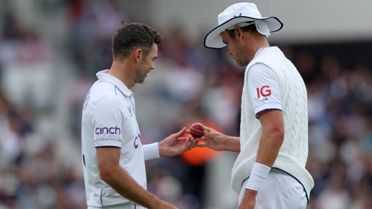 James Anderson and Stuart Broad inspect the ball, England vs Australia, 5th men's Ashes Test, The Oval, 5th day, July 31, 2023