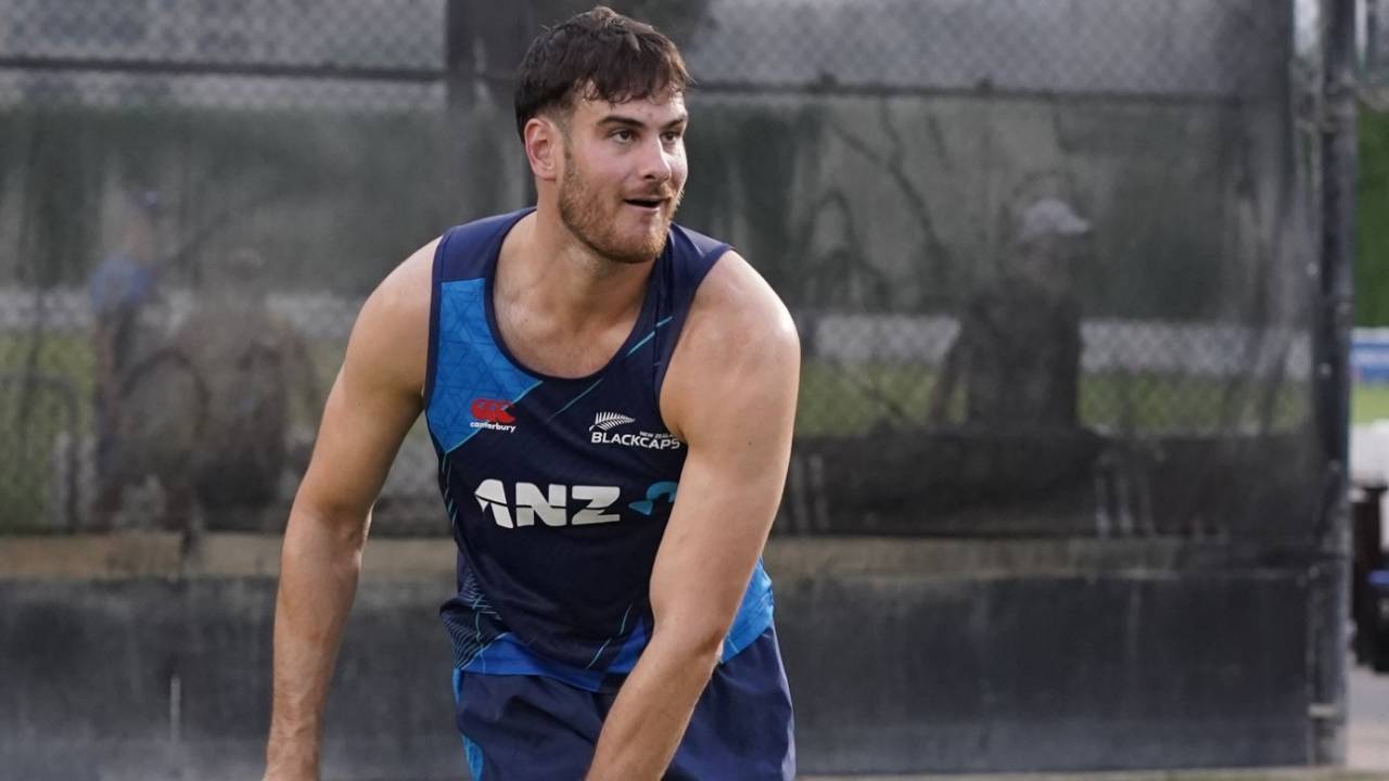 Ben Lister gets his arm rolling during training, UAE vs New Zealand, Dubai, August 15, 2023