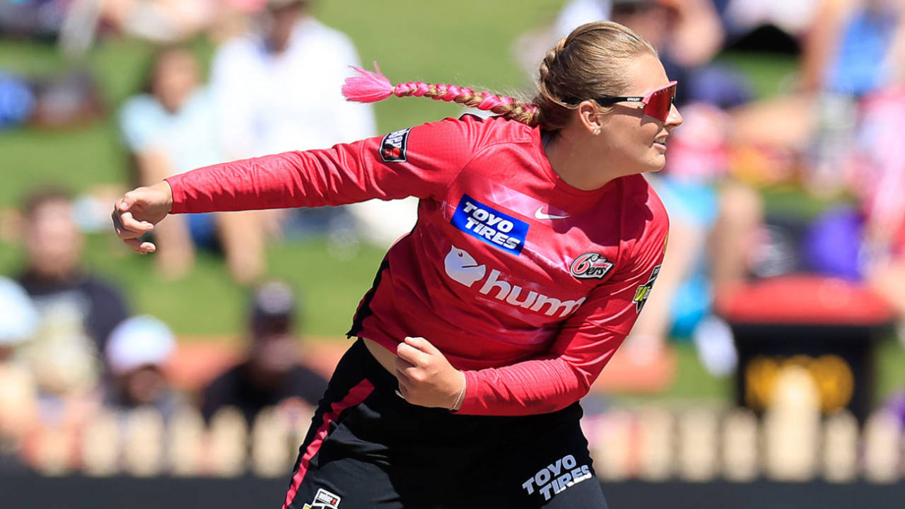 Sophie Ecclestone in her delivery stride, Sydney Sixers vs Hobart Hurricanes, WBBL, North Sydney Oval, November 20, 2022