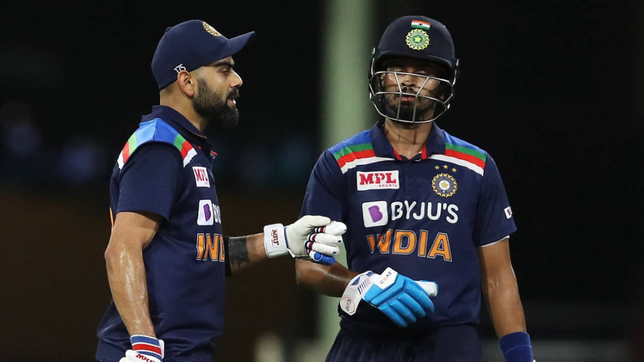 Virat Kohli and Shreyas Iyer have a chat, Australia vs India, 2nd men's ODI, Sydney, November 29, 2020

