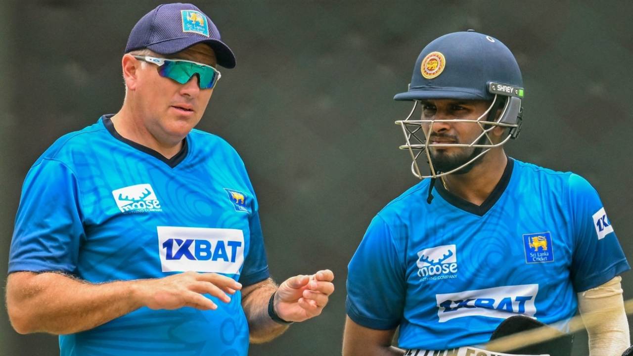 Chris Silverwood and Dasun Shanaka have a chat, Asia Cup 2023, Kandy, August 30, 2023