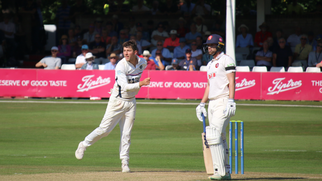 Josh de Caires produced a long wicket-taking spell for Middlesex