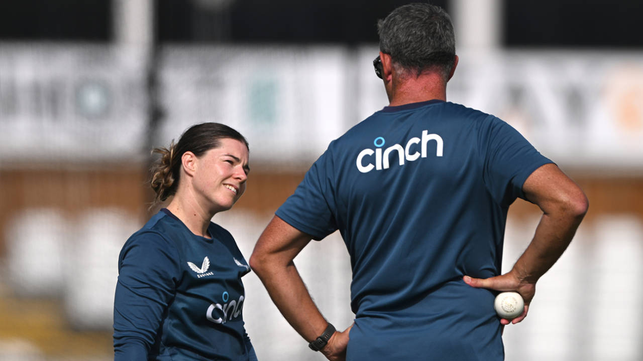 Tammy Beaumont speaks to England Women's head coach Jon Lewis&nbsp;&nbsp;&bull;&nbsp;&nbsp;ECB via Getty Images