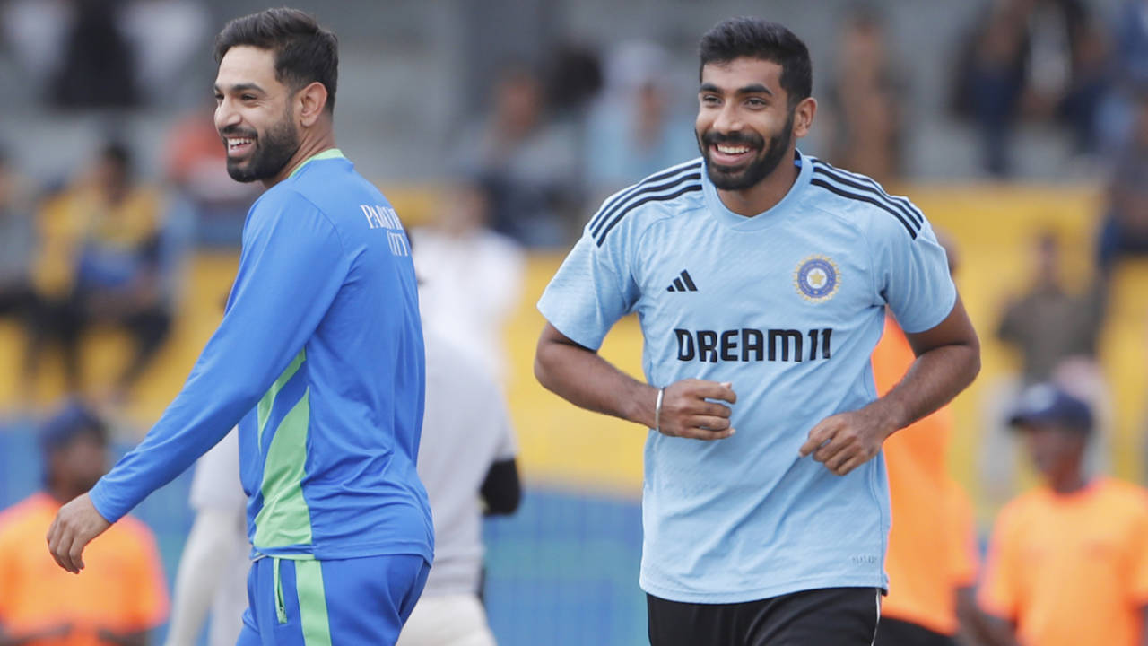 Haris Rauf and Jasprit Bumrah share a laugh, Pakistan vs India, Asia Cup Super Four, Colombo, September 11, 2023