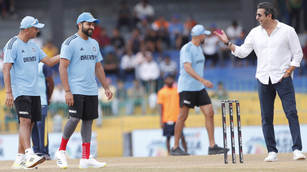 Wasim Akram has a jovial word with Rohit Sharma and Rahul Dravid, Pakistan vs India, Asia Cup Super Four, Colombo, September 11, 2023