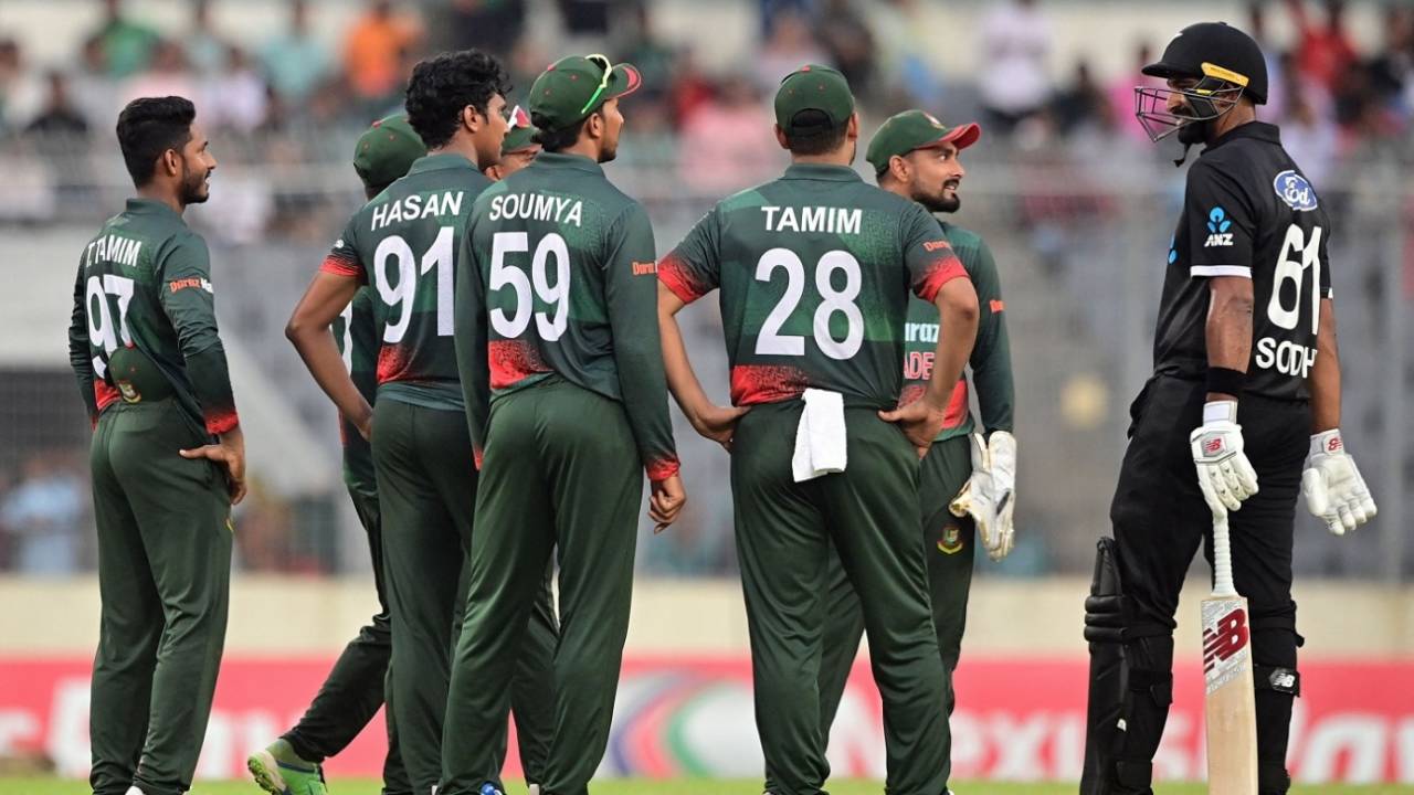 The Bangladesh players and Ish Sodhi have a discussion as the latter was called back, Bangladesh v New Zealand, 2nd ODI, Mirpur, September 23, 2023