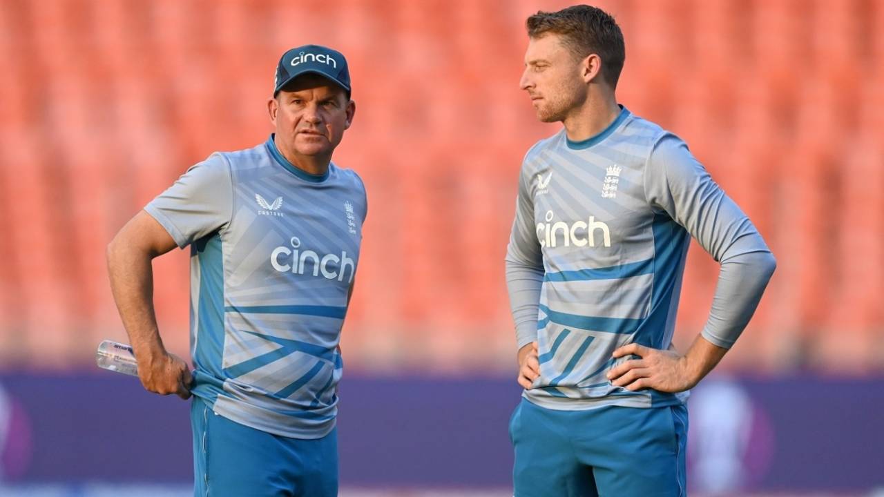 Matthew Mott and Jos Buttler have a chat, World Cup 2023, Ahmedabad, October 4, 2023