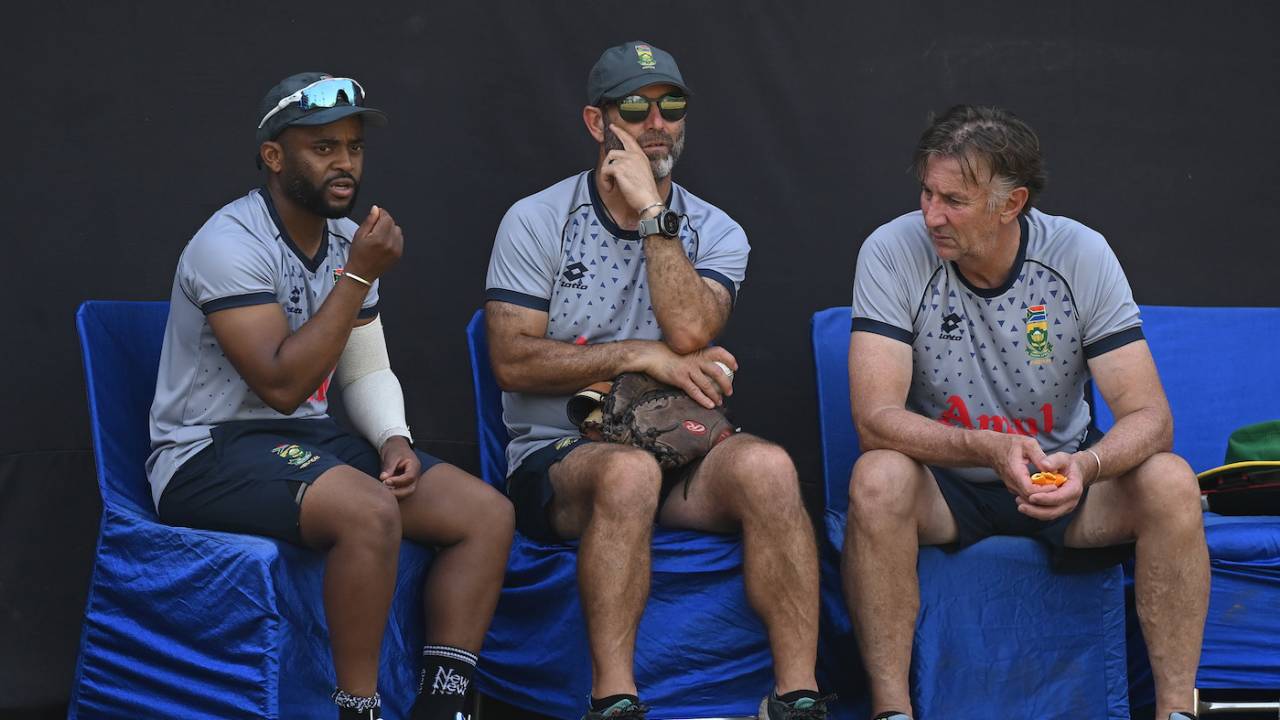 Temba Bavuma works out the team's plans with the coaching staff, South Africa vs Sri Lanka, World Cup, Delhi, October 6, 2023