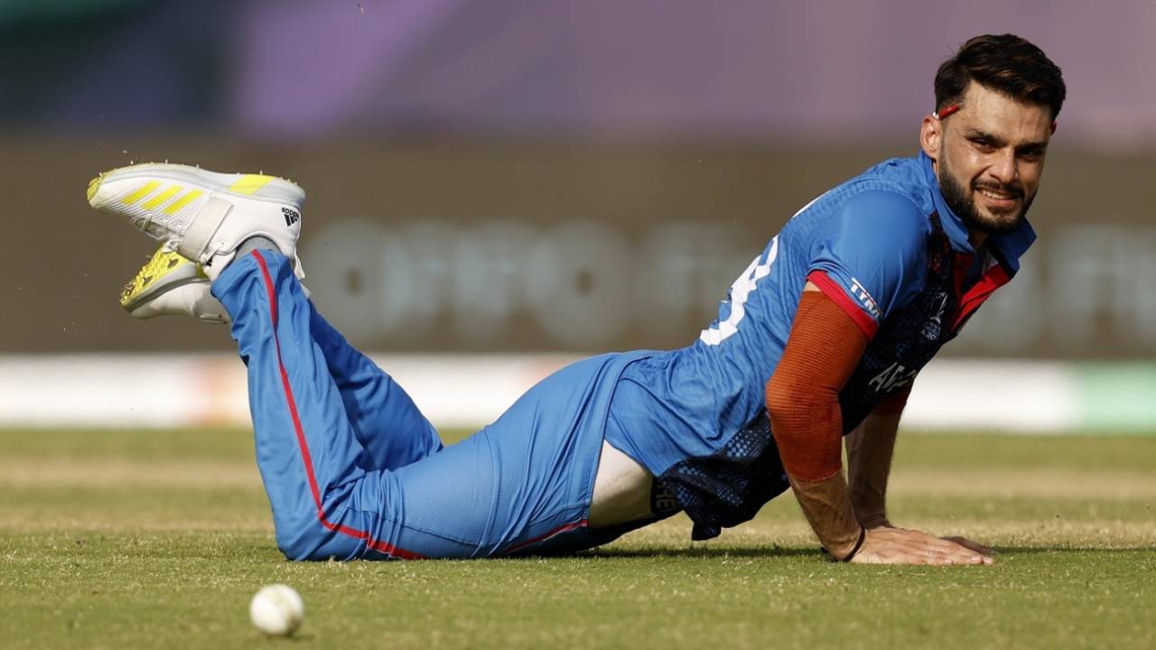 Naveen-ul-Haq fails to grab on the dive, Afghanistan vs Bangladesh, World Cup, Dharamsala, October 7, 2023