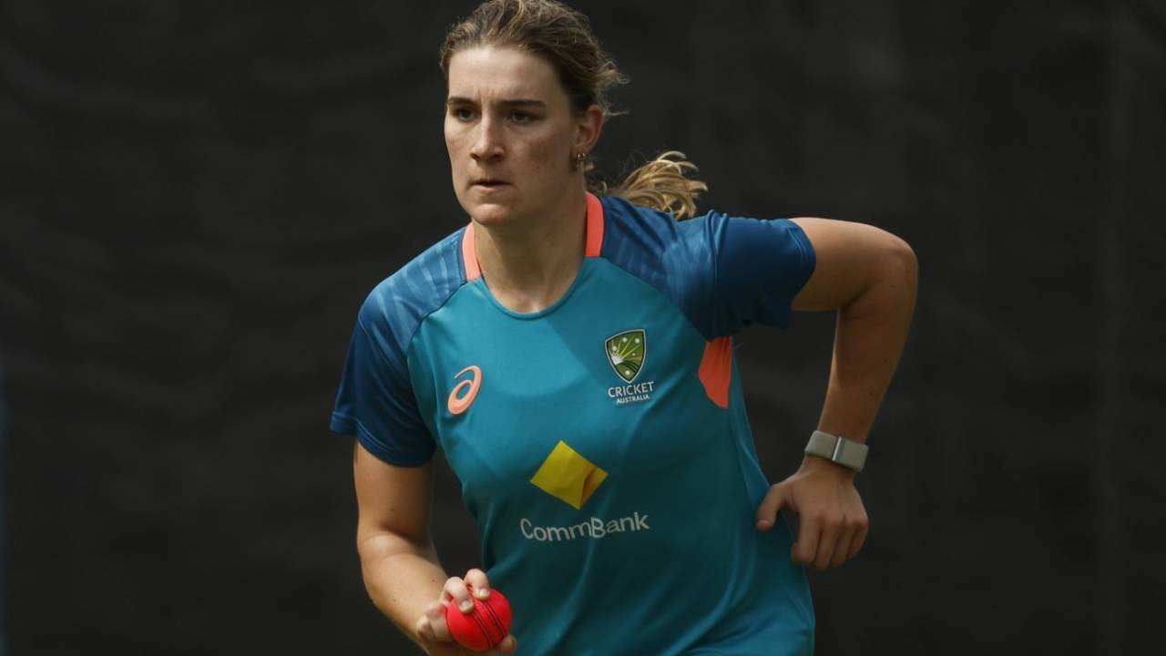 Annabel Sutherland bowling with a pink ball at training