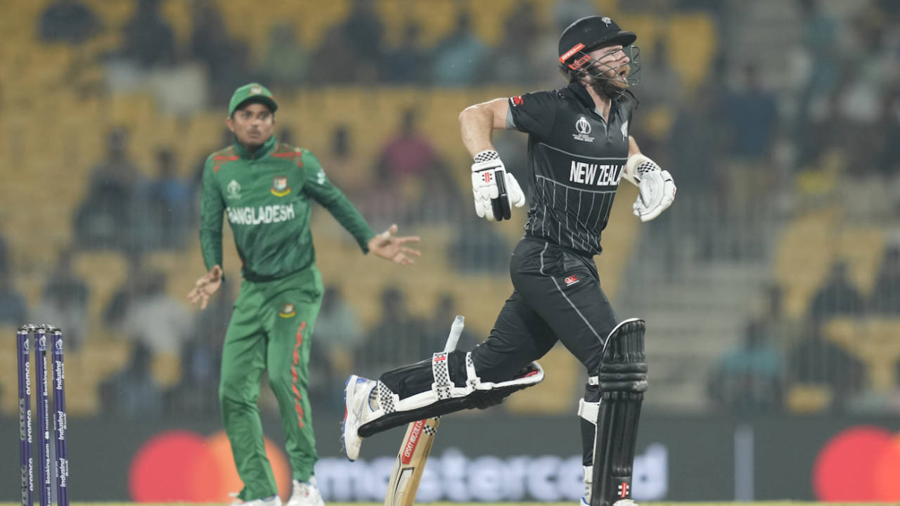 Kane Williamson drops his bat after being struck by a throw while completing a run, Bangladesh vs New Zealand, World Cup, Chennai, October 13, 2023