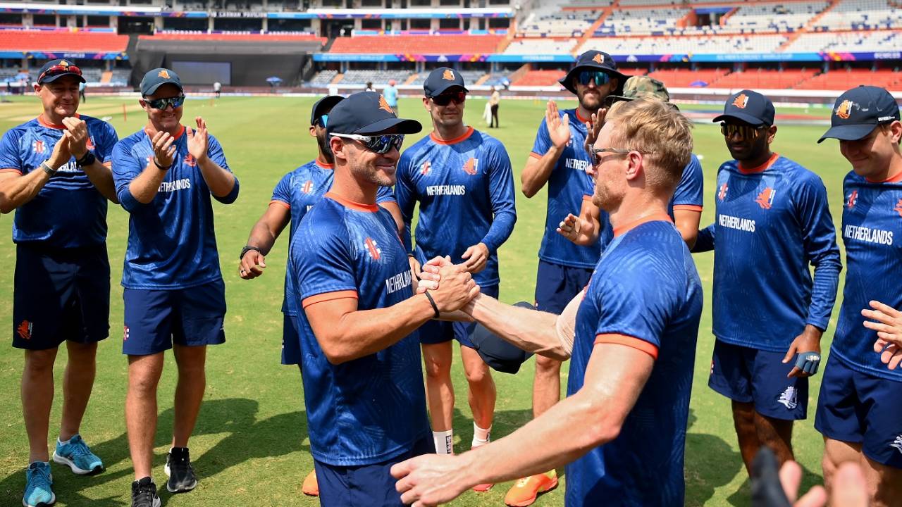 Heino Kuhn presents Sybrand Engelbrecht with his ODI cap, Netherlands vs New Zealand,  ICC ODI World Cup, Hyderabad, October 9, 2023