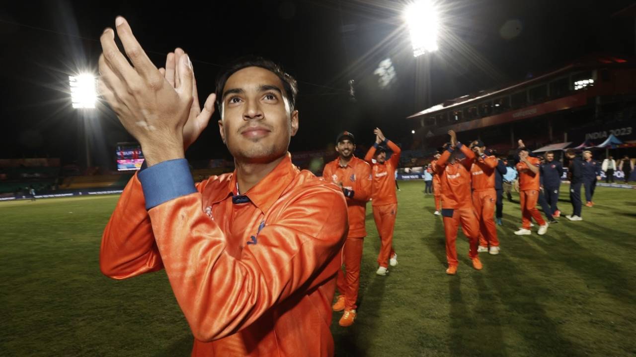 Shariz Ahmad applauds the crowd, Netherlands vs South Africa, World Cup, Dharamsala, October 17, 2023