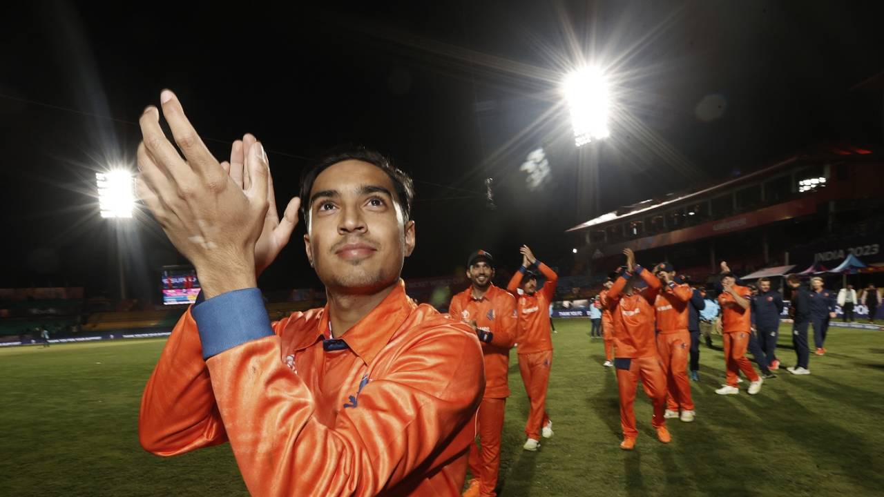 Shariz Ahmad applauds the crowd, Netherlands vs South Africa, World Cup, Dharamsala, October 17, 2023