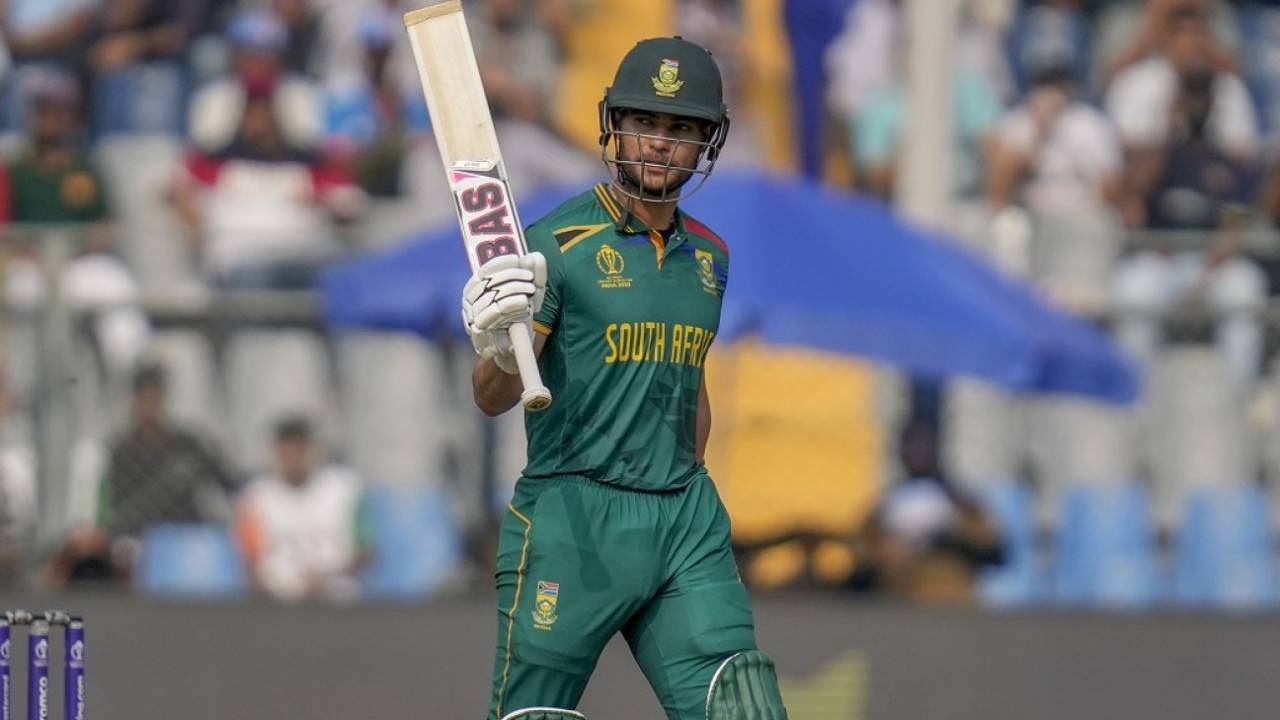 Reeza Hendricks raises his bat after a 48-ball fifty, England vs South Africa, Men's World Cup 2023, Mumbai, October 21, 2023