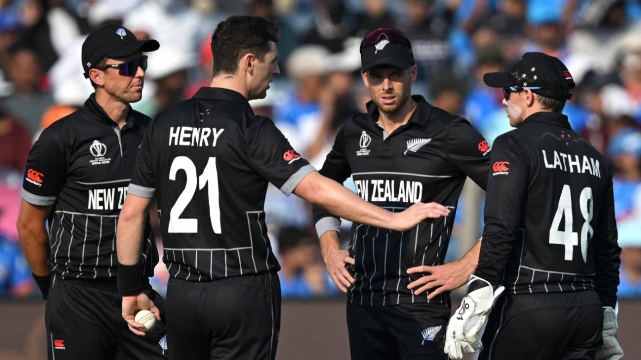 Matt Henry had a longish chat with the leadership group before walking off due to a tight hamstring, New Zealand vs South Africa, ICC Men's World Cup 2023, Pune, November 1, 2023