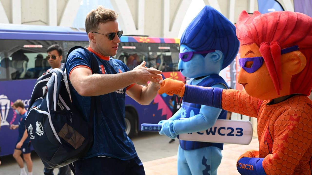 Logan van Beek greets the World Cup mascots, Afghanistan vs Netherlands, World Cup, Lucknow, November 3, 2023