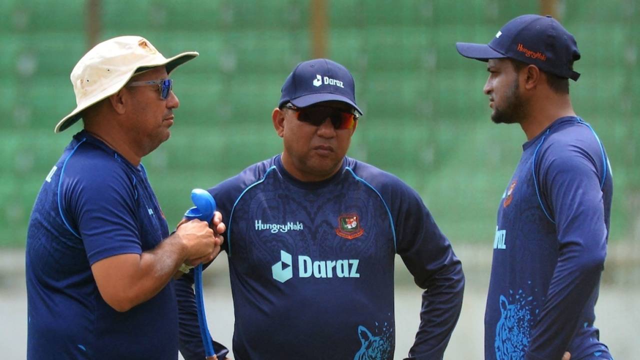 Khaled Mahmud, Russell Domingo and Shakib Al Hasan at a practice session ahead of the first Test against Sri Lanka in Chittagong, May 14, 2022