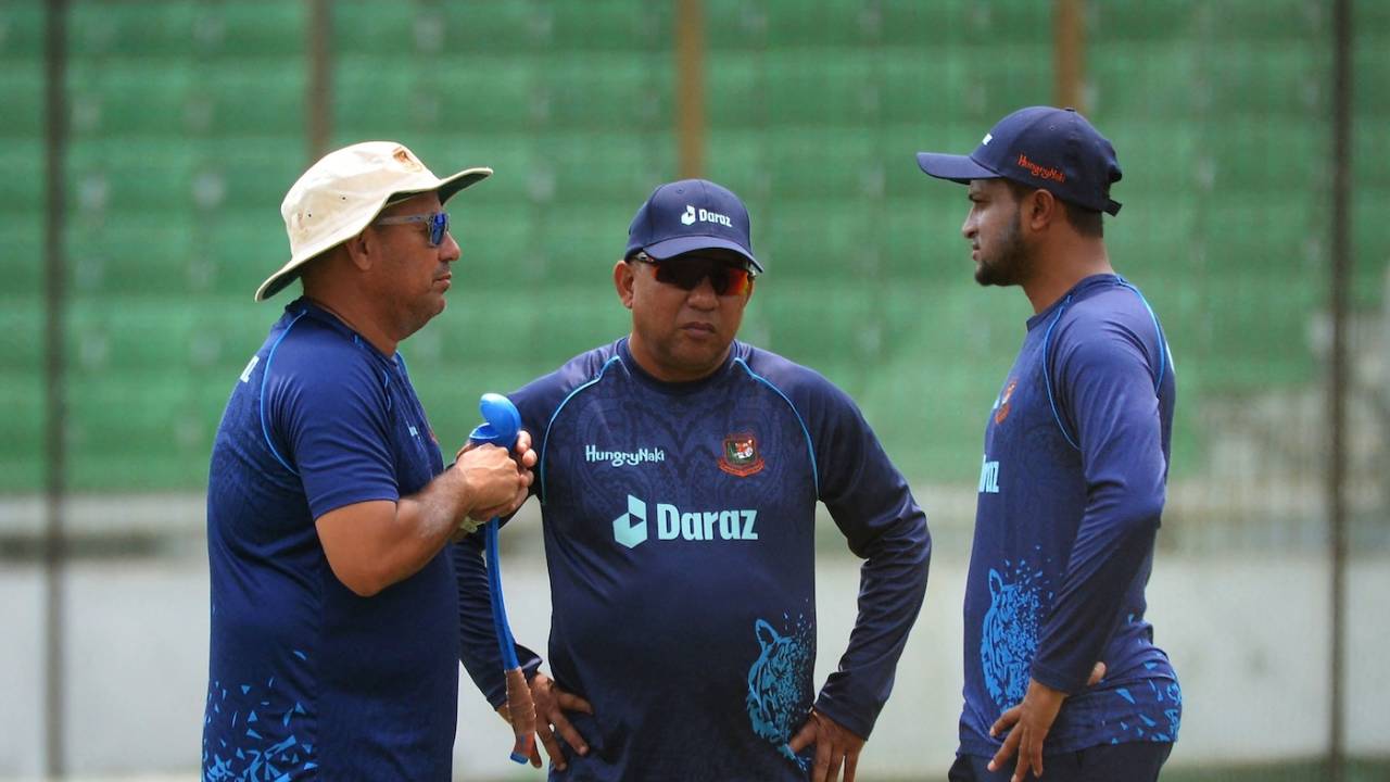 Khaled Mahmud, Russell Domingo and Shakib Al Hasan at a practice session ahead of the first Test against Sri Lanka in Chittagong, May 14, 2022
