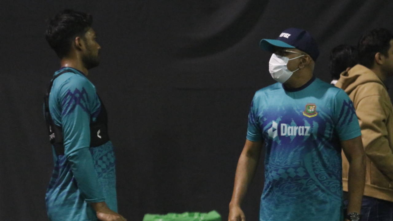 Chandika Hathurusinghe wore a mask during Bangladesh's training session on Saturday&nbsp;&nbsp;&bull;&nbsp;&nbsp;BCB