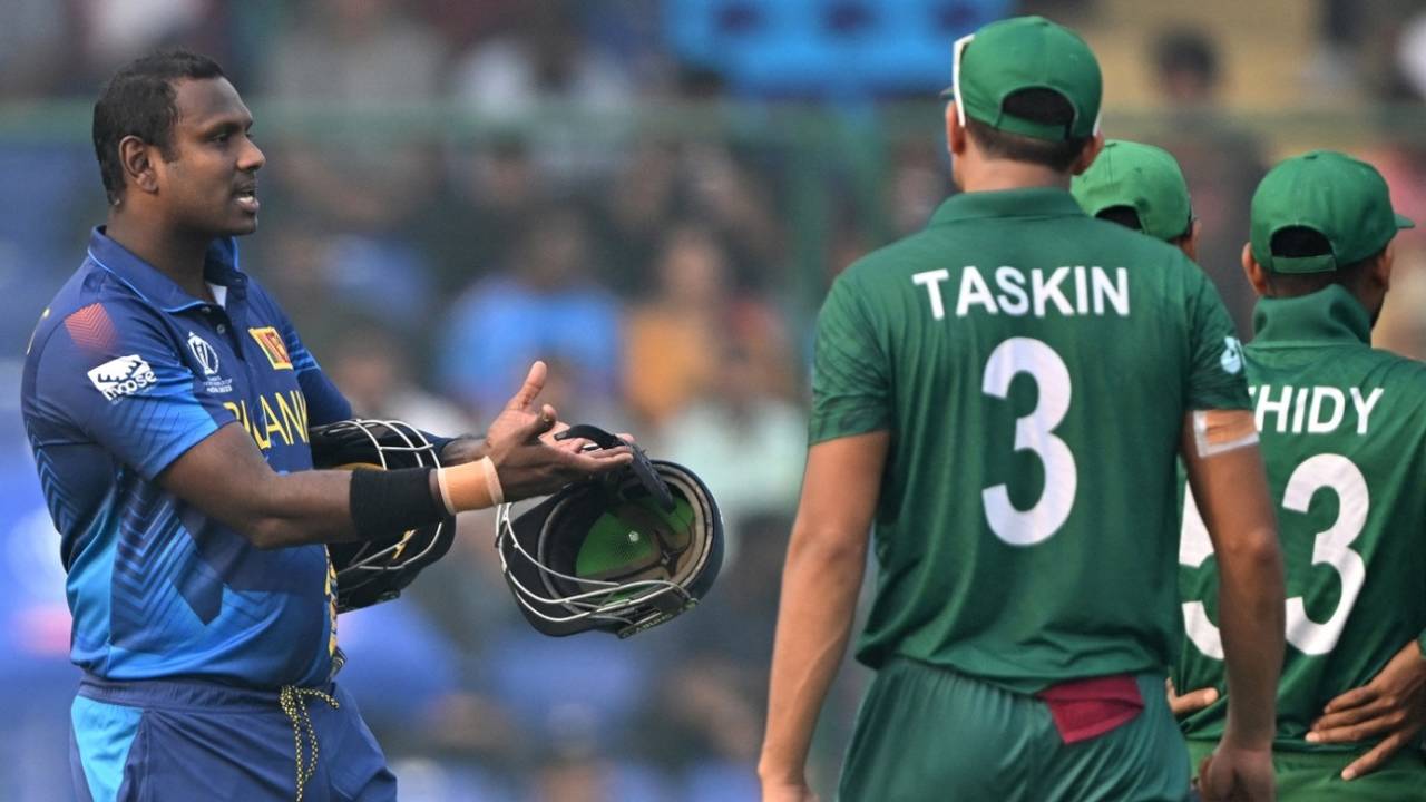 Angelo Mathews shows the broken helmet strap to Bangladesh in hope of them withdrawing the appeal, Bangladesh vs Sri Lanka, Men's ODI World Cup, November 6, 2023