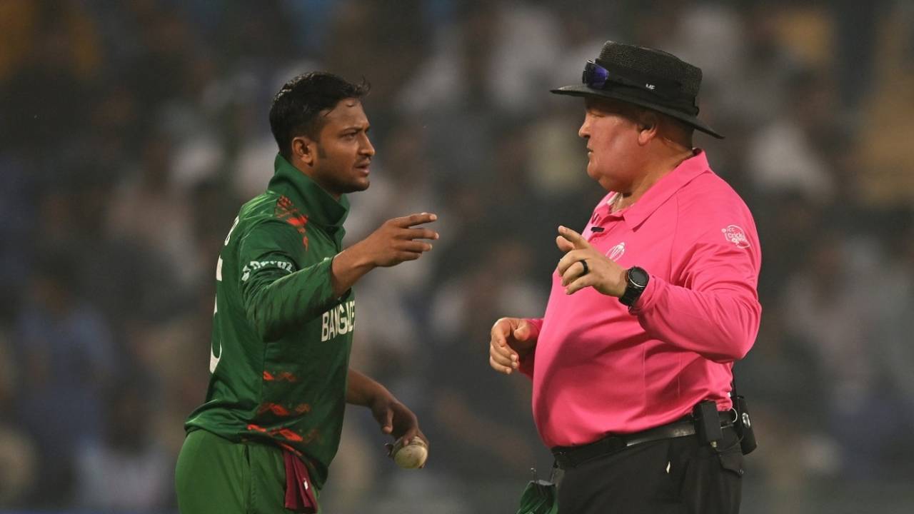 Shakib Al Hasan has a word with umpire Marais Erasmus, Bangladesh vs Sri Lanka, Men's ODI World Cup, November 6, 2023